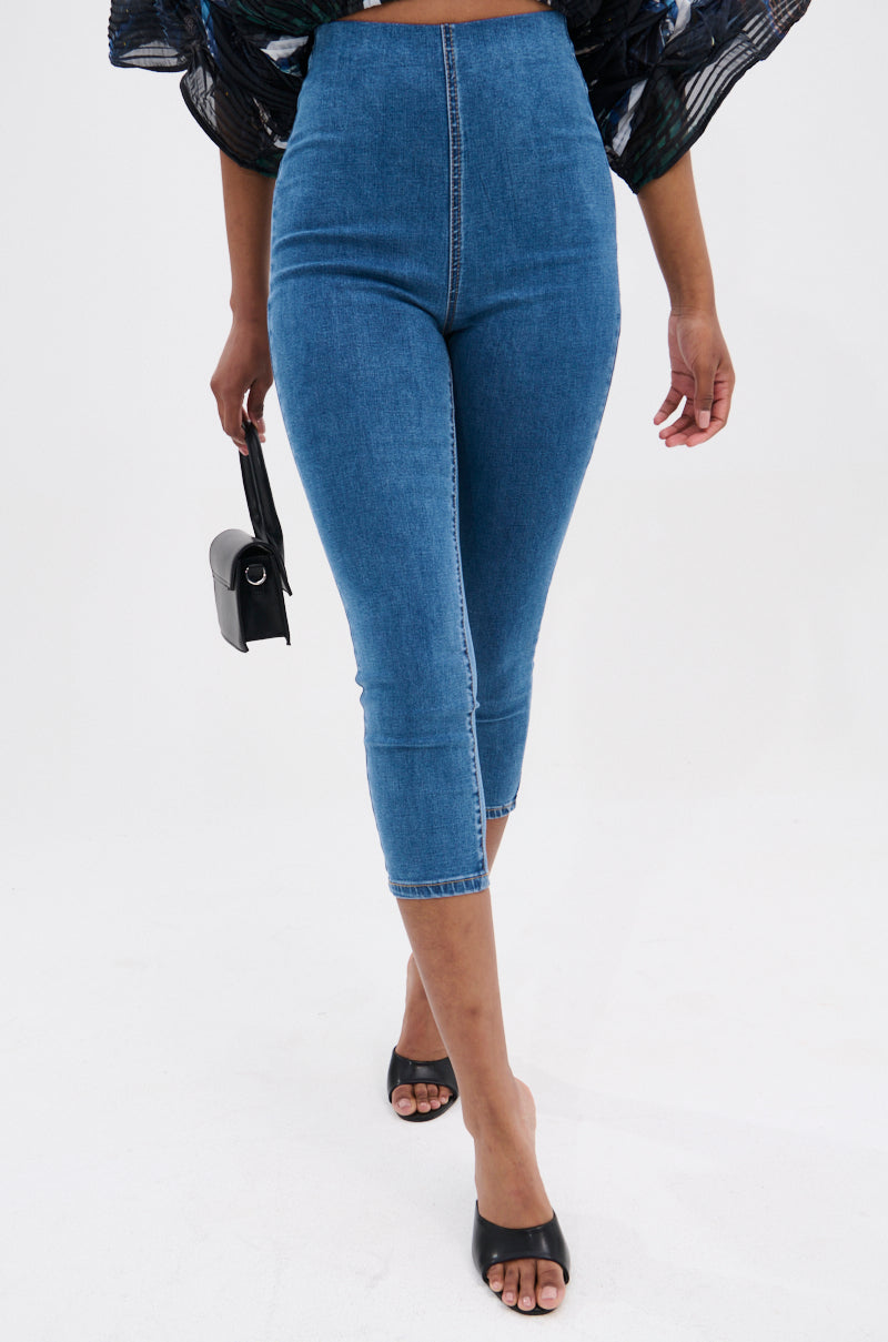 FLEX FIT MEDIUM WASH CAPRI