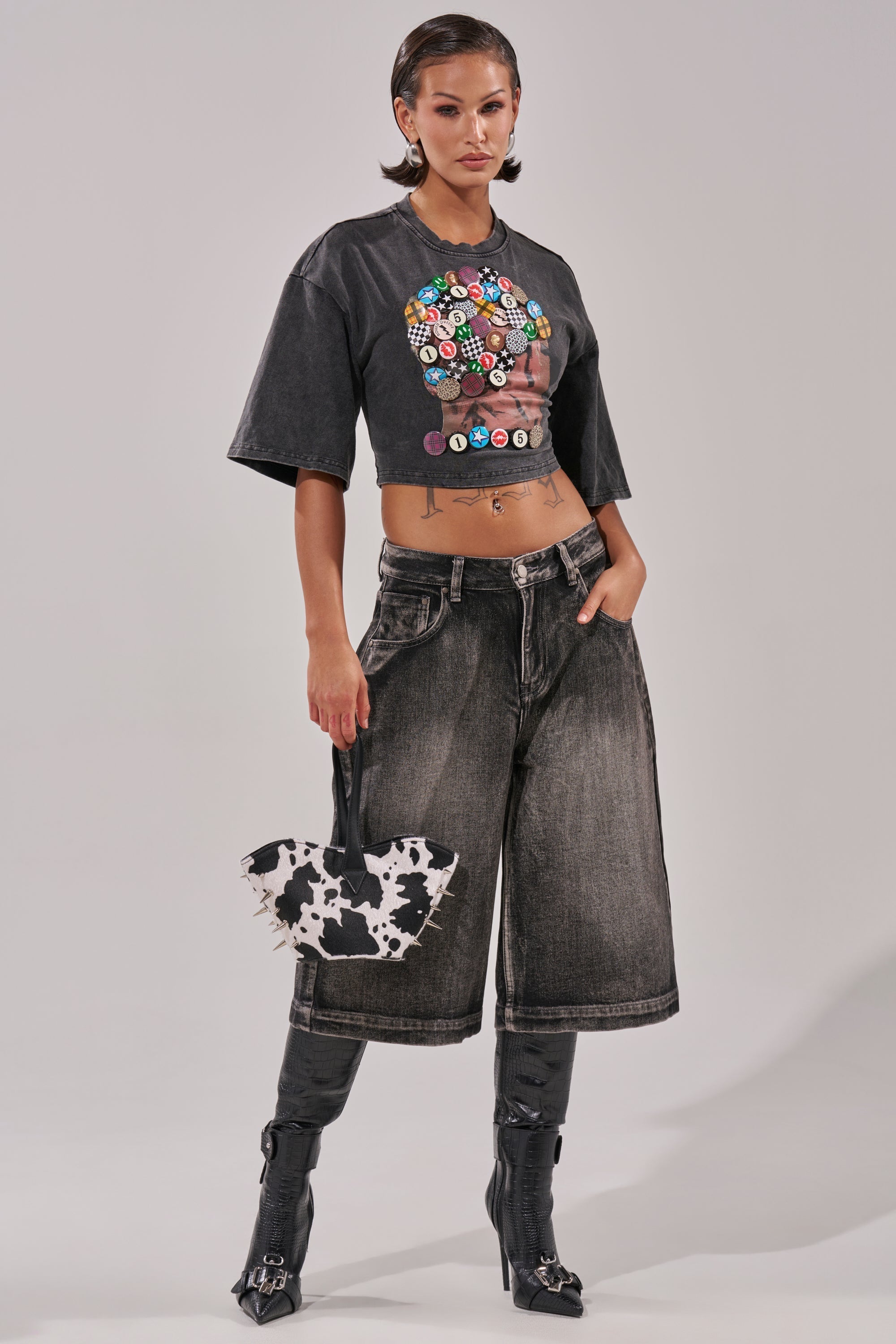 PINNED DOWN MINERAL WASHED TEE IN GREY
