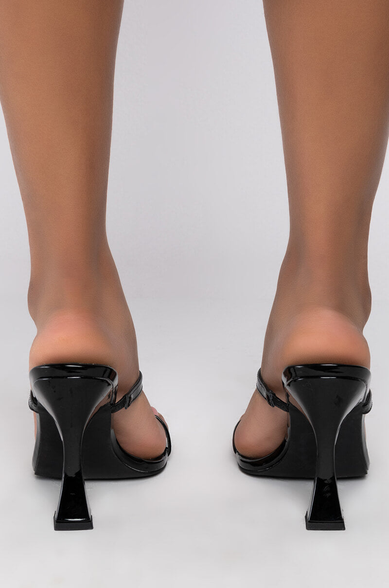 AZALEA WANG CATCH UP TO ME CHUNKY SANDAL IN BLACK