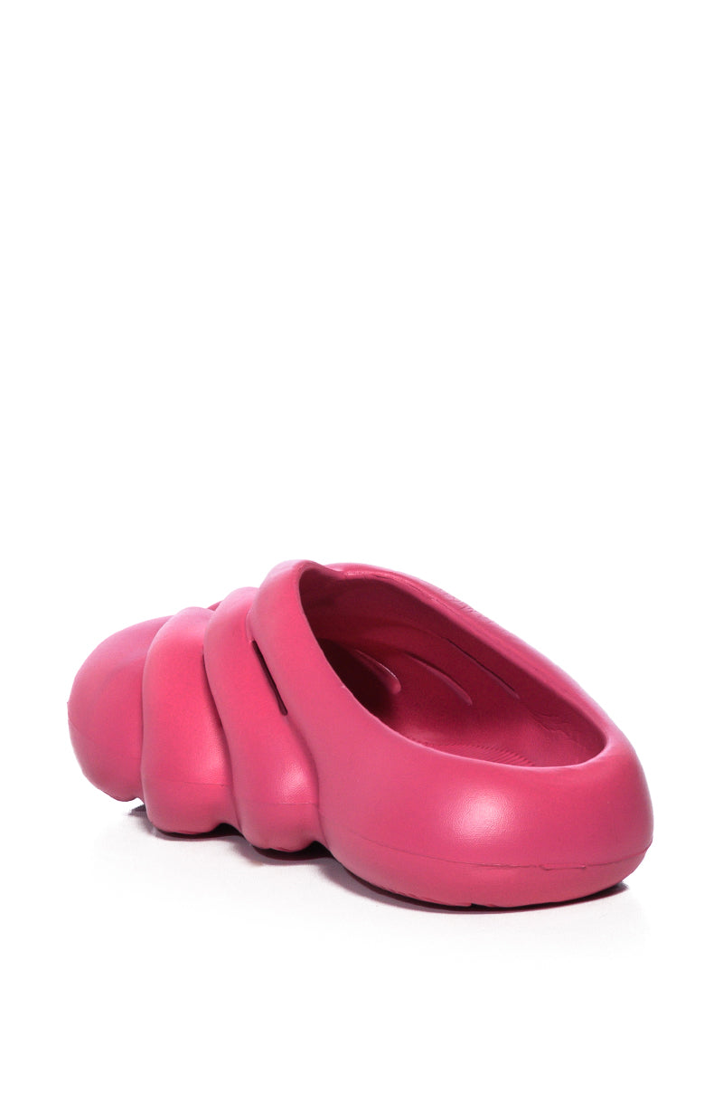 AZALEA WANG RUMBLE RUBBER FLAT SANDAL IN PINK