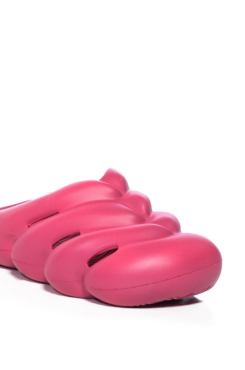 AZALEA WANG RUMBLE RUBBER FLAT SANDAL IN PINK