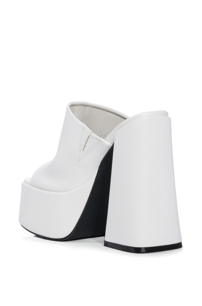 AZALEA WANG SHEBA CHUNKY SANDAL IN WHITE