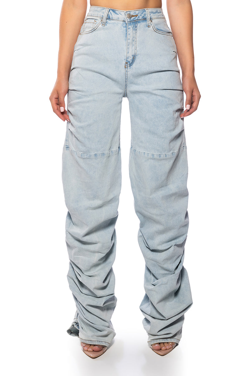NEVER CHANGE RUCHED RELAXED FIT JEANS IN LIGHT BLUE DENIM