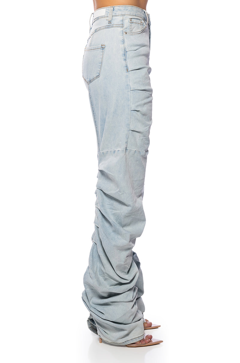 NEVER CHANGE RUCHED RELAXED FIT JEANS IN LIGHT BLUE DENIM