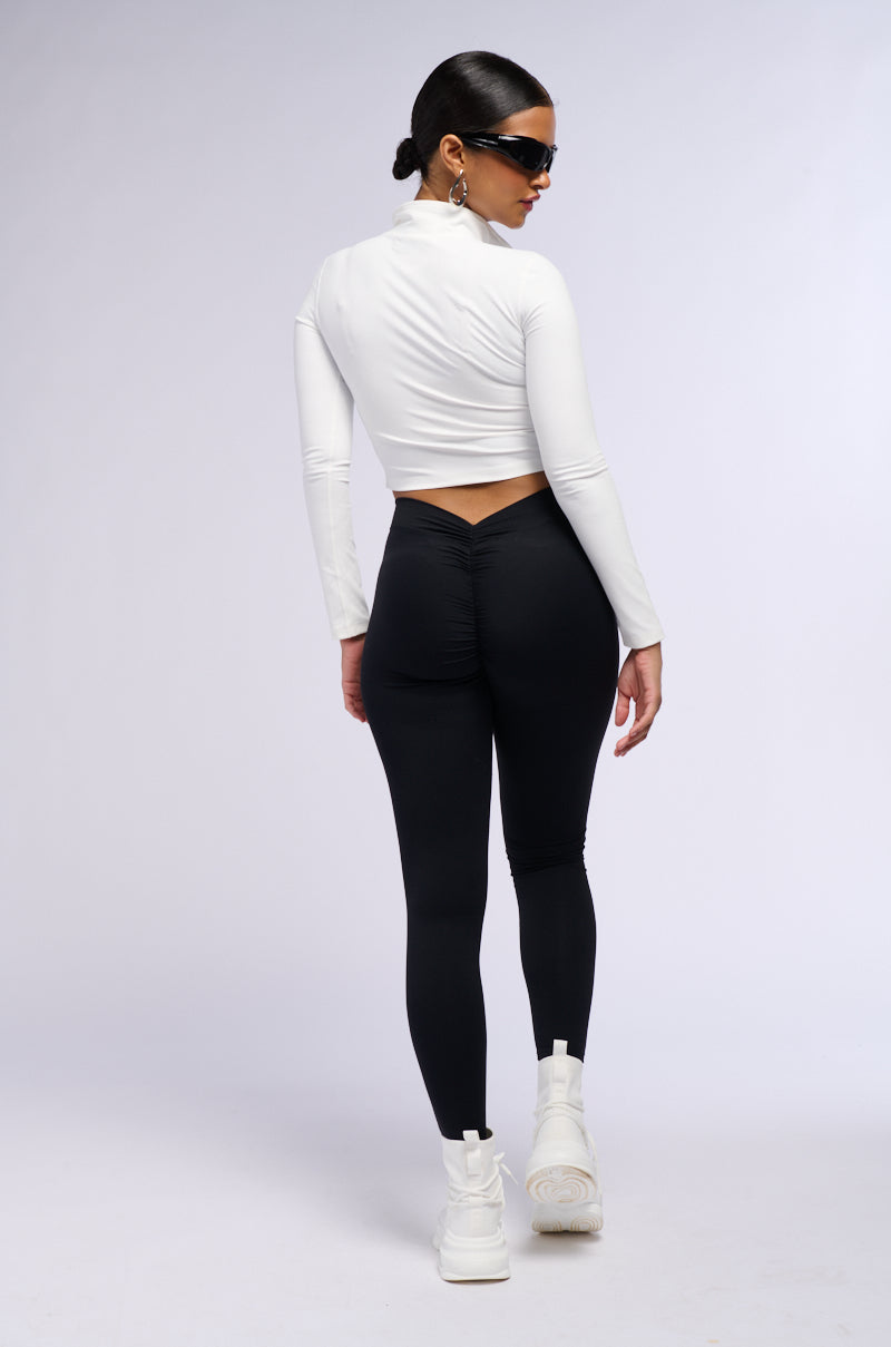 ON THE RUN RUCHED LEGGING IN BLACK